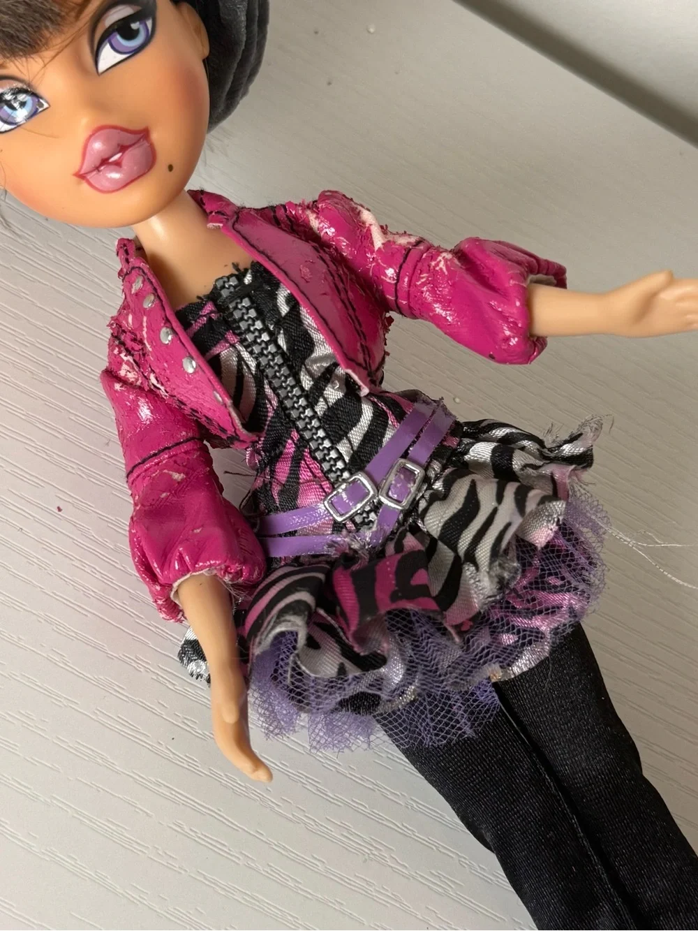 Bratz Twiins Phoebe Outfit [Missing a heel] [jacket is peeling/cracking]